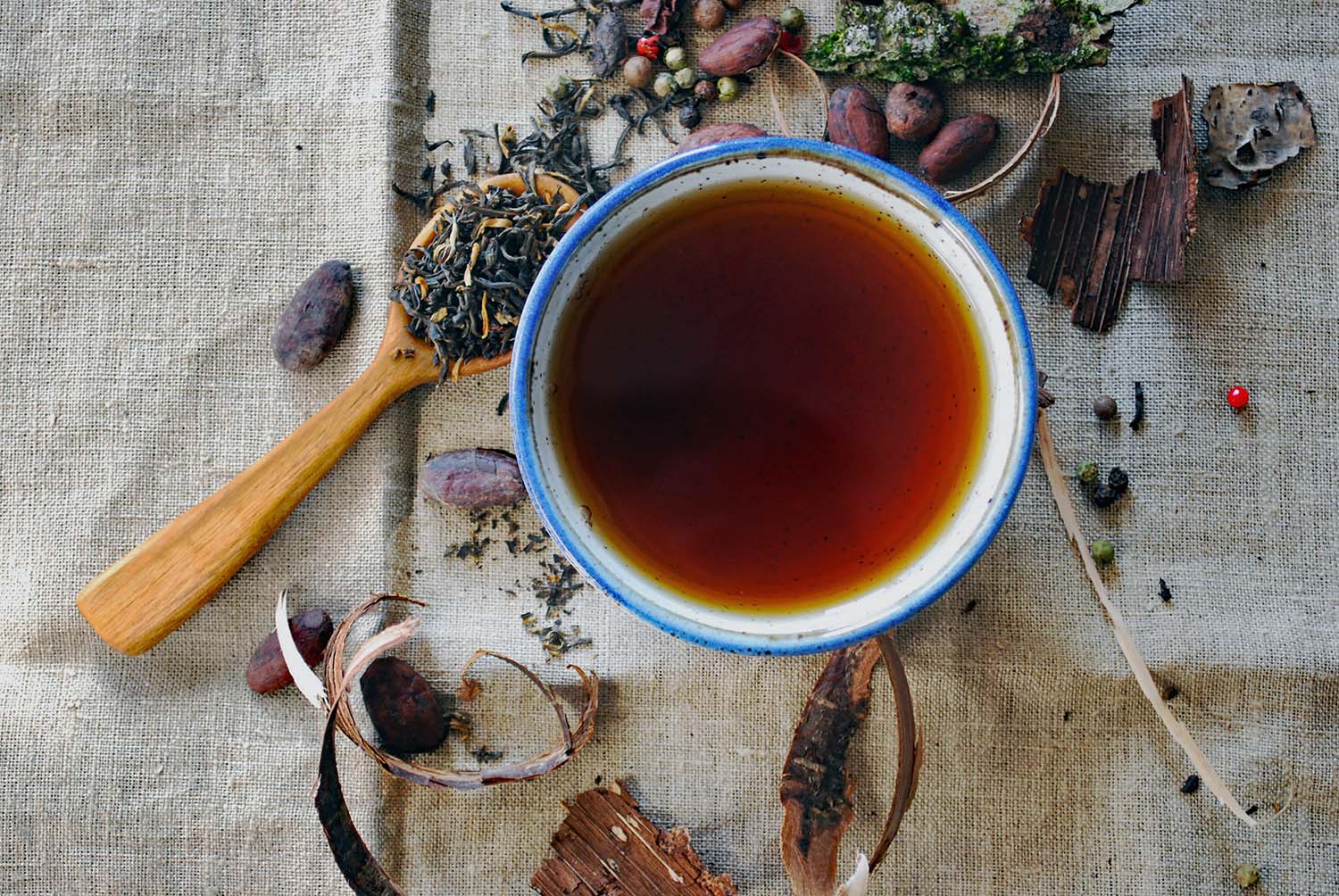 چای ماسالا همراه با ادویه جات بکار رفته در آن